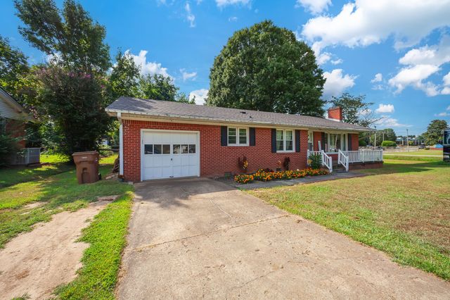 649 Natchez Trace Dr, Lexington, TN 38351