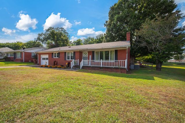 649 Natchez Trace Dr, Lexington, TN 38351