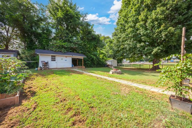 649 Natchez Trace Dr, Lexington, TN 38351
