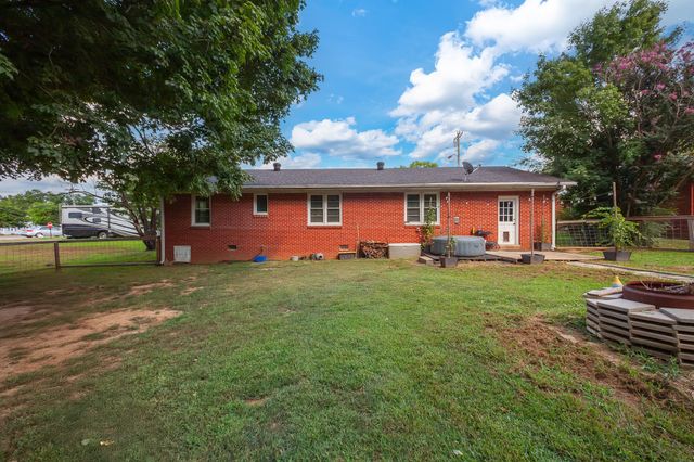 649 Natchez Trace Dr, Lexington, TN 38351