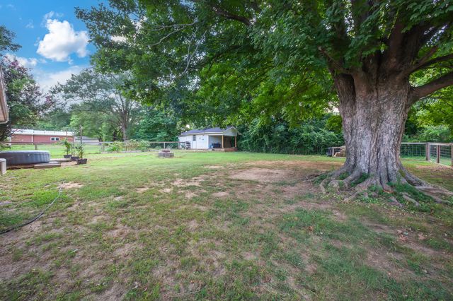 649 Natchez Trace Dr, Lexington, TN 38351