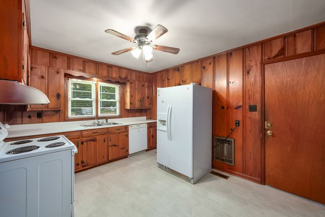 649 Natchez Trace Dr, Lexington, TN 38351