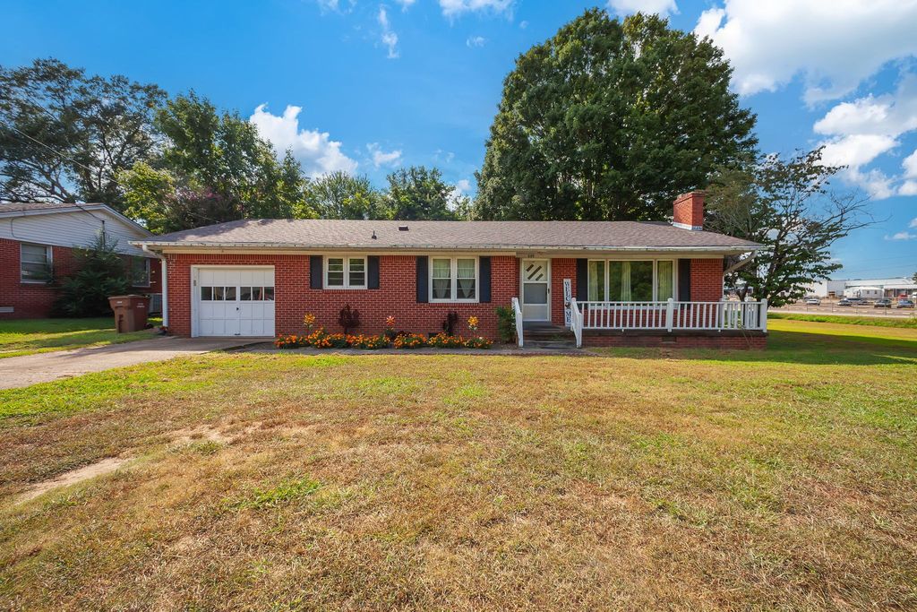 649 Natchez Trace Dr, Lexington, TN 38351