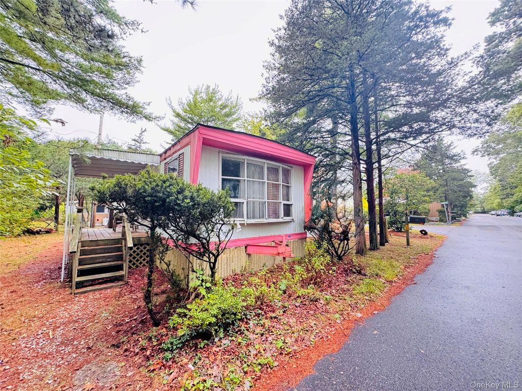 620 Montauk Highway 32, Westhampton Beach, NY 11978