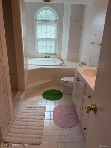 5135 Iron Gate Road, Bloomfield Charter Township, MI 48304