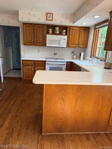 5135 Iron Gate Road, Bloomfield Charter Township, MI 48304