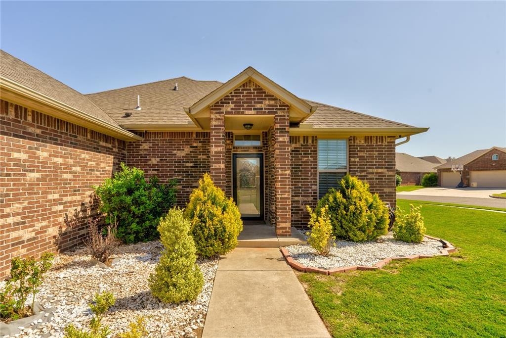 Image 1 of property listing at 10816 NW 118th Place, Yukon, OK 73099