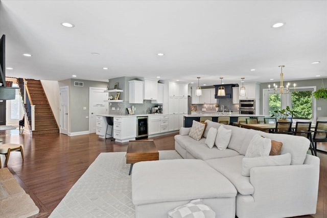 8414 W Poplar DRIVE, Mequon, WI 53097