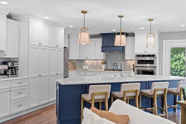 8414 W Poplar DRIVE, Mequon, WI 53097