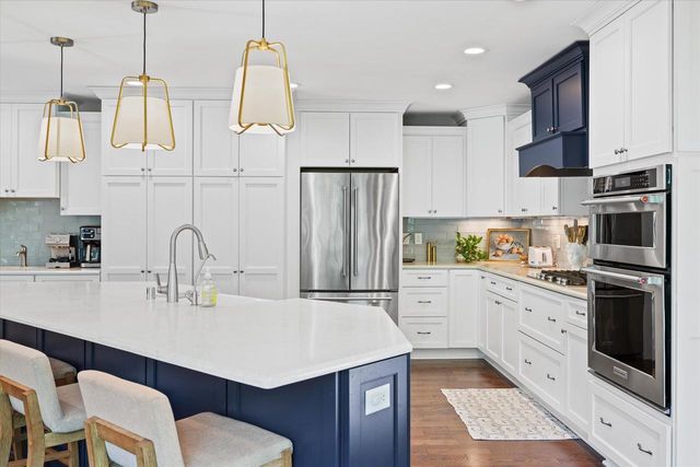 8414 W Poplar DRIVE, Mequon, WI 53097
