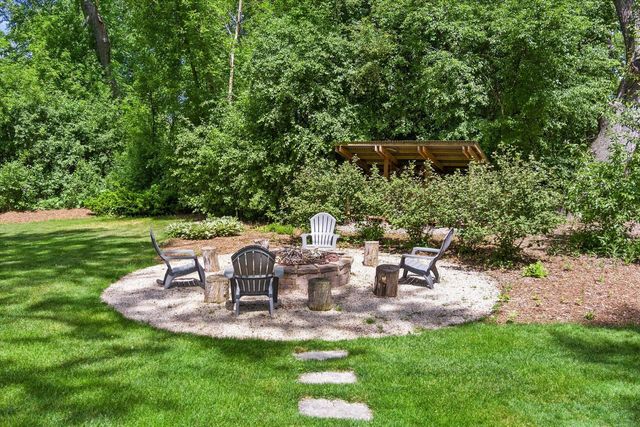 8414 W Poplar DRIVE, Mequon, WI 53097
