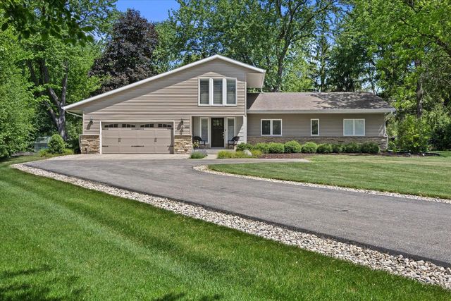 8414 W Poplar DRIVE, Mequon, WI 53097