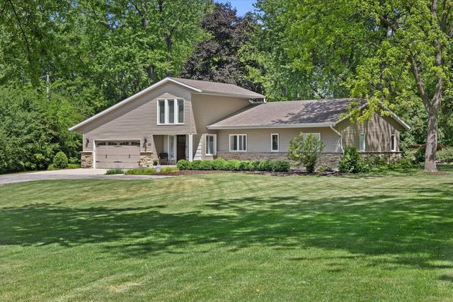 8414 W Poplar DRIVE, Mequon, WI 53097