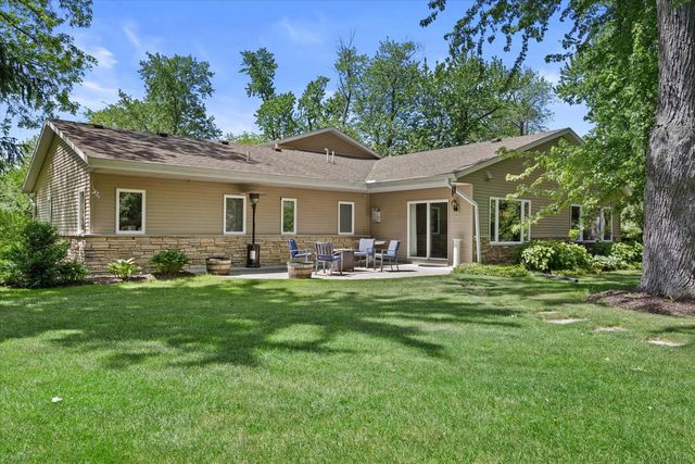 8414 W Poplar DRIVE, Mequon, WI 53097