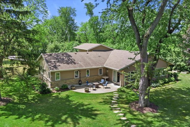 8414 W Poplar DRIVE, Mequon, WI 53097
