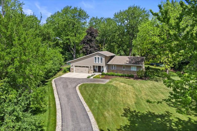 8414 W Poplar DRIVE, Mequon, WI 53097