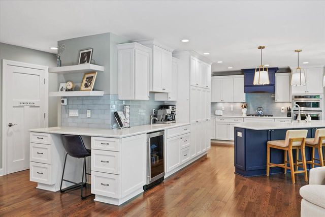 8414 W Poplar DRIVE, Mequon, WI 53097