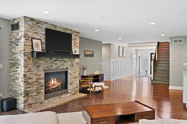 8414 W Poplar DRIVE, Mequon, WI 53097