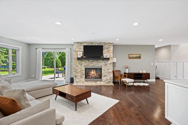 8414 W Poplar DRIVE, Mequon, WI 53097