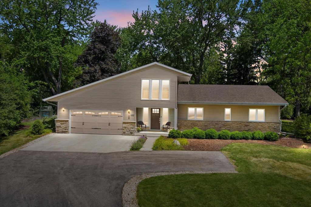 8414 W Poplar DRIVE, Mequon, WI 53097