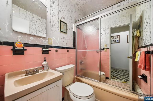 82 Seminary Street, Bergenfield, NJ 07621