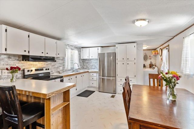 58 Rhodeside Acres, Georgia, VT 05468