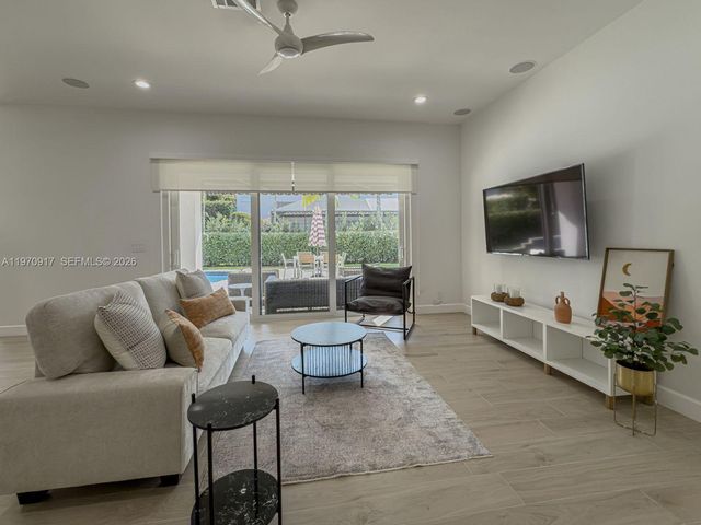 2556 Jardin Mnr, Weston, FL 33327