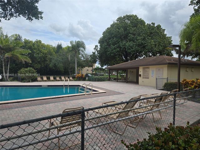 300 SW 130th Ter 413B, Pembroke Pines, FL 33027