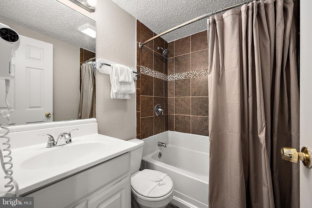 Image 20 of property listing at 207 8TH ST #203E, Ocean City, MD 21842