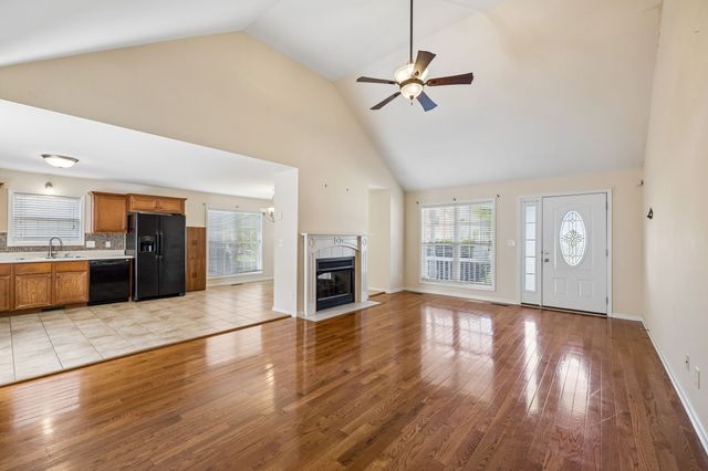 688 Fallbrook Ln, Clarksville, TN 37040