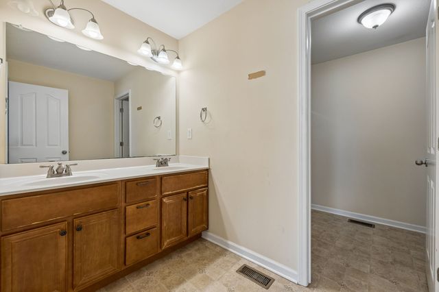 688 Fallbrook Ln, Clarksville, TN 37040