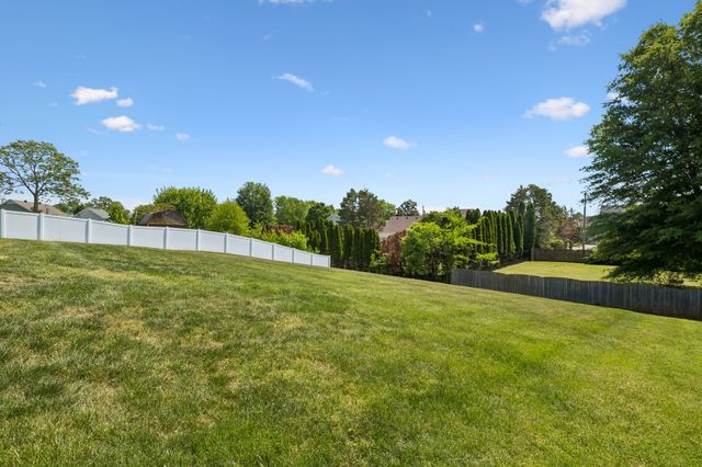 688 Fallbrook Ln, Clarksville, TN 37040