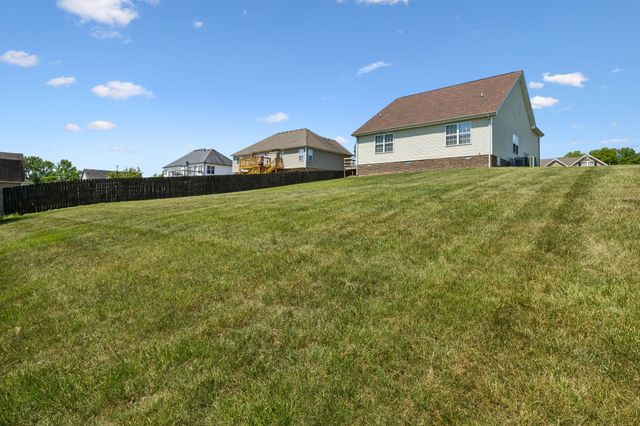 688 Fallbrook Ln, Clarksville, TN 37040