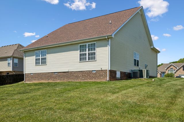 688 Fallbrook Ln, Clarksville, TN 37040