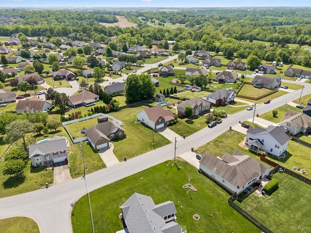 688 Fallbrook Ln, Clarksville, TN 37040