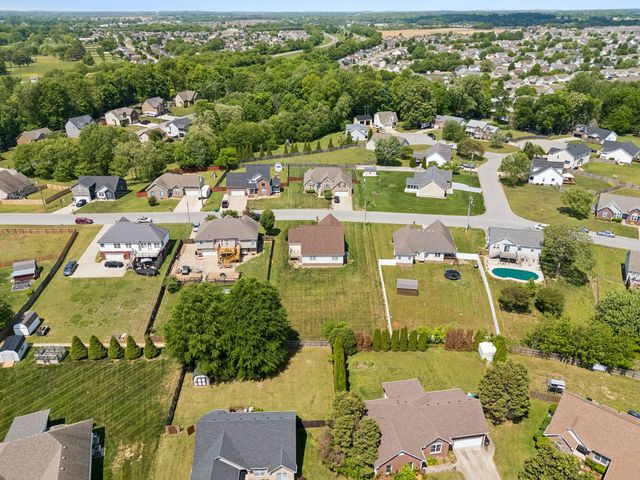 688 Fallbrook Ln, Clarksville, TN 37040