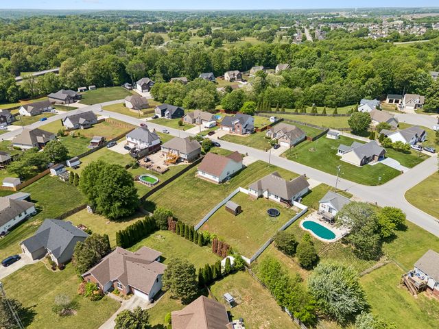 688 Fallbrook Ln, Clarksville, TN 37040