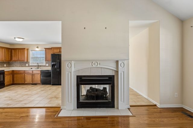 688 Fallbrook Ln, Clarksville, TN 37040