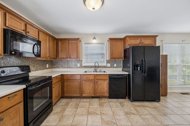 688 Fallbrook Ln, Clarksville, TN 37040