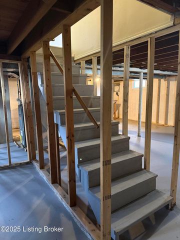 6732 Marian Dr, Louisville, KY 40216