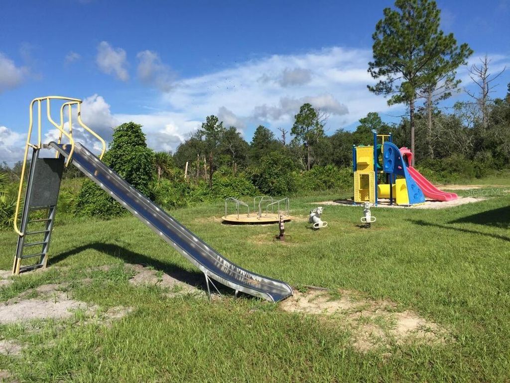 Image 4 of property listing at DAHLIA COURT, Eustis, FL 32736