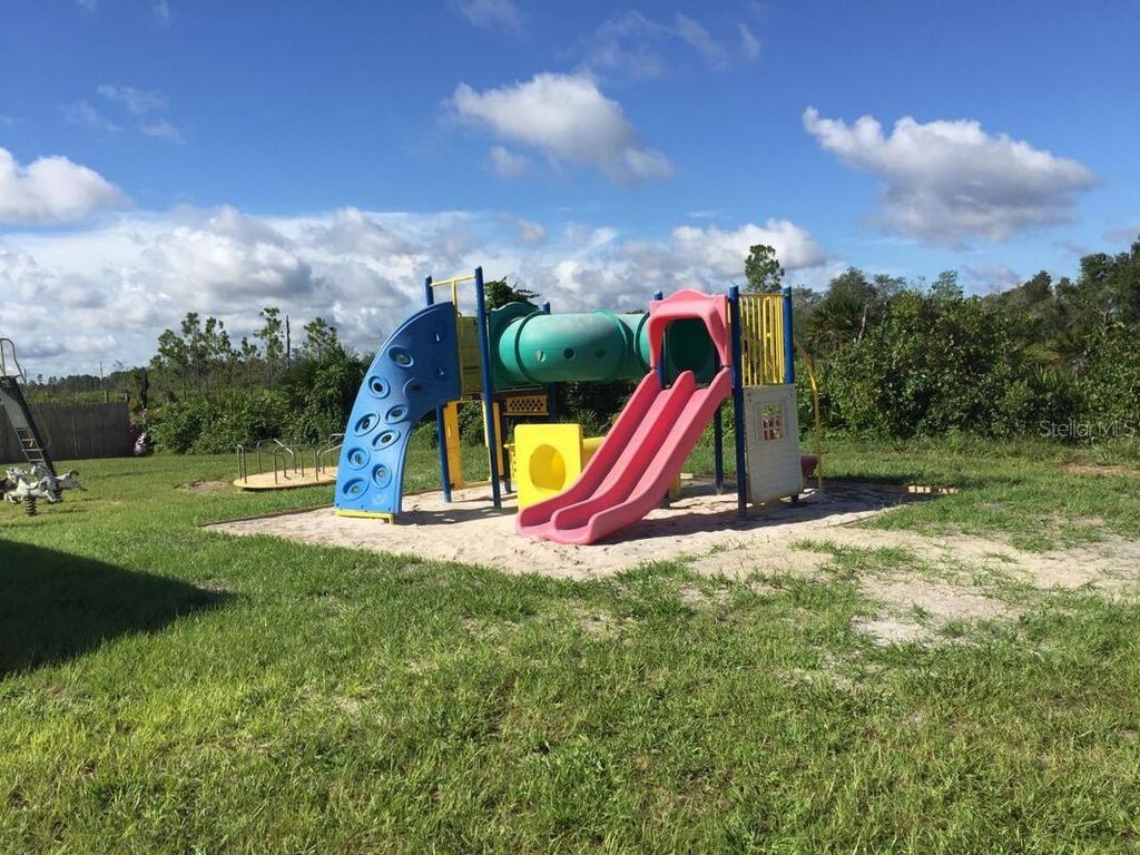 Image 8 of property listing at DAHLIA COURT, Eustis, FL 32736