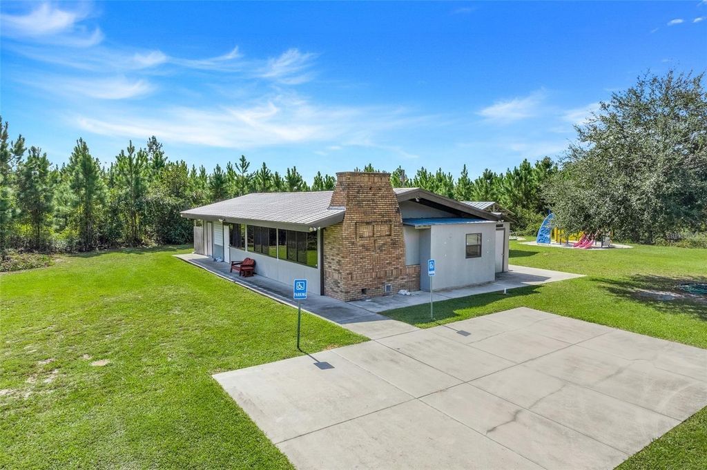 Image 9 of property listing at DAHLIA COURT, Eustis, FL 32736