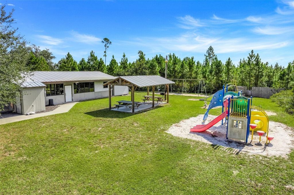 Image 10 of property listing at DAHLIA COURT, Eustis, FL 32736