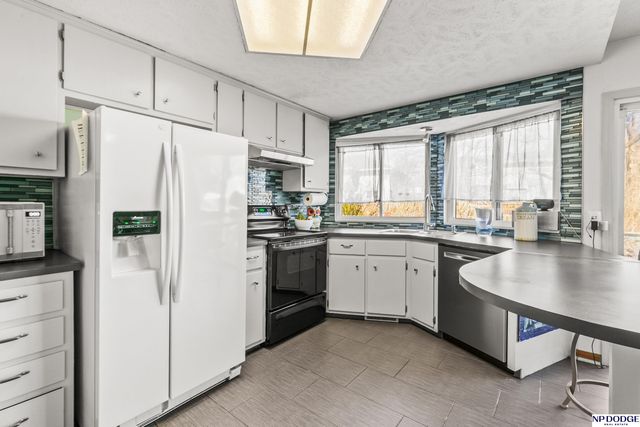 13424 Montclair Drive, Omaha, NE 68144