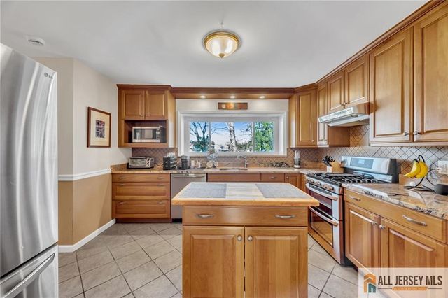 68 Hastings Road, South Brunswick, NJ 08824