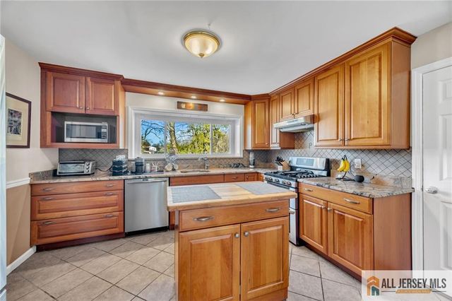 68 Hastings Road, South Brunswick, NJ 08824