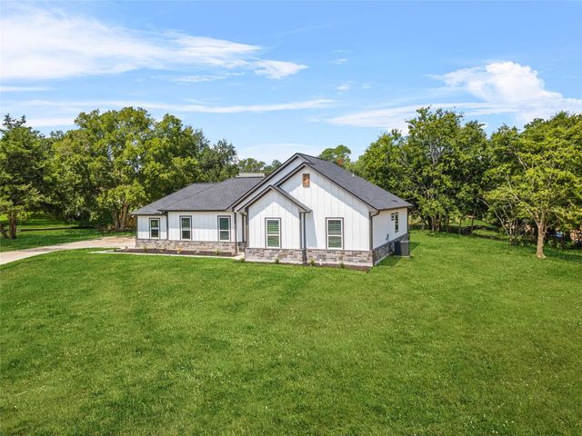 2315 Progress Drive, Brenham, TX 77833