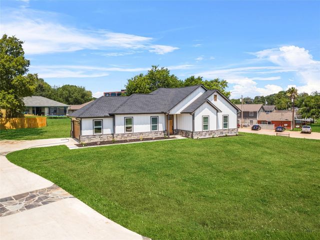 2315 Progress Drive, Brenham, TX 77833