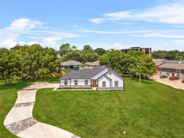 2315 Progress Drive, Brenham, TX 77833